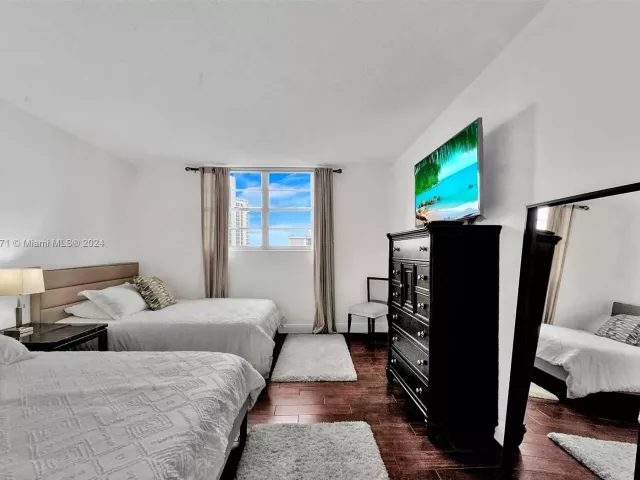 Apartment for sale  Unit #1001 - photo 5719232