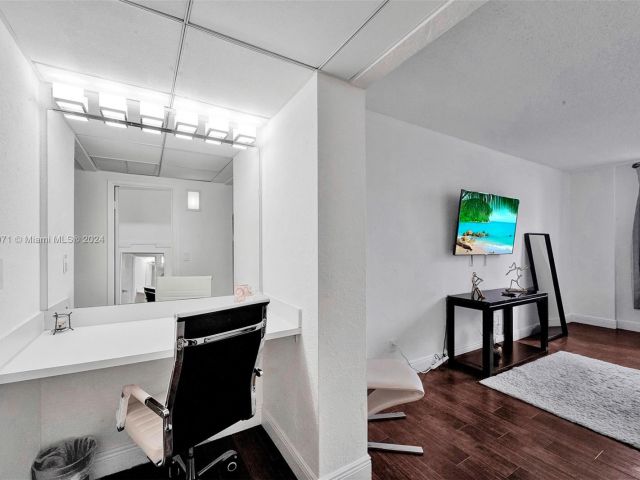 Apartment for sale  Unit #1001 - photo 5719231