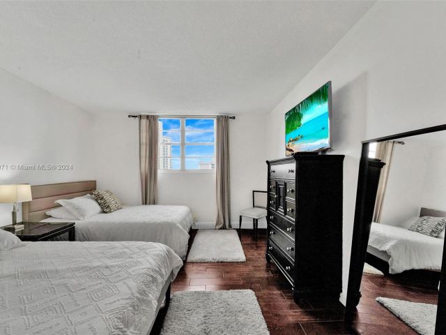 Apartment for sale  Unit #1001 - photo 5719232