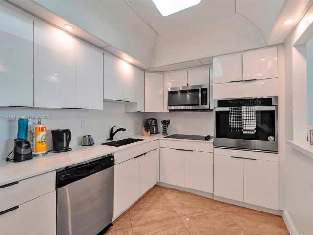 Apartment for sale  Unit #1001 - photo 5719238