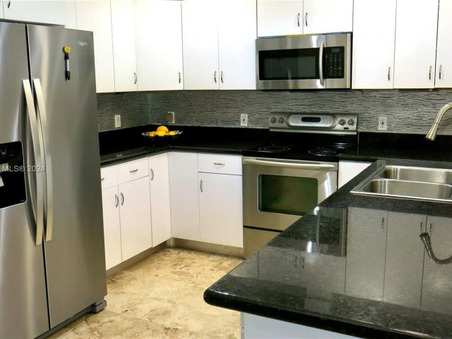 Home for rent at 11570 NE 13th Ave - photo 5150775