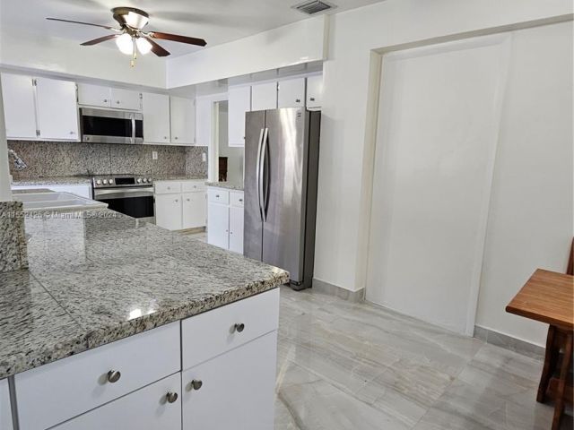 Home for rent at 3005 SW 79th Ave 0 - photo 5151491