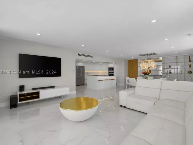 3-bedroom condo for rent in Miami Beach - 5151 Collins Ave 1527 - MondialRealty