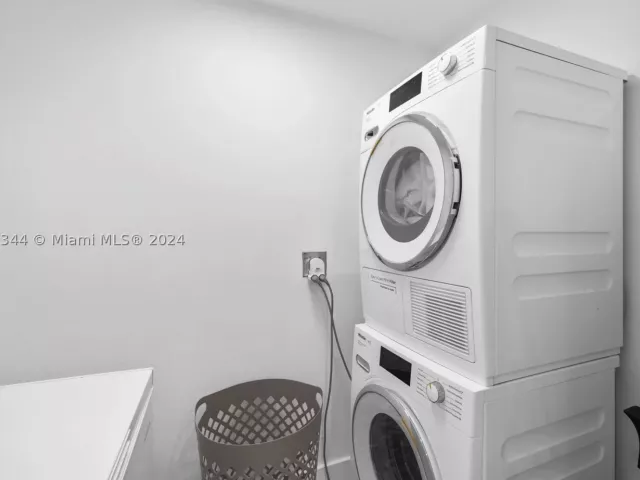 3-bedroom condo for rent in Miami Beach - 5151 Collins Ave 1527 - MondialRealty