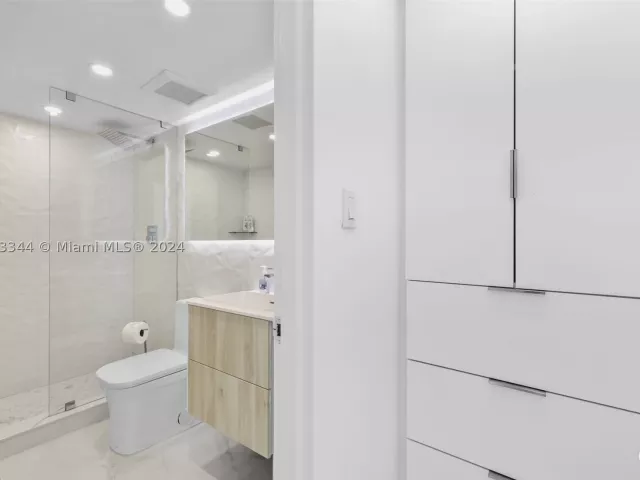 3-bedroom condo for rent in Miami Beach - 5151 Collins Ave 1527 - MondialRealty