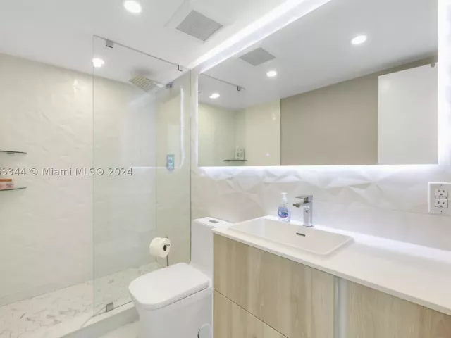 3-bedroom condo for rent in Miami Beach - 5151 Collins Ave 1527 - MondialRealty