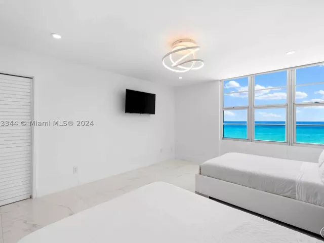 3-bedroom condo for rent in Miami Beach - 5151 Collins Ave 1527 - MondialRealty
