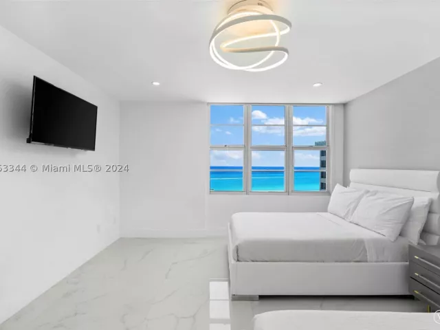 3-bedroom condo for rent in Miami Beach - 5151 Collins Ave 1527 - MondialRealty