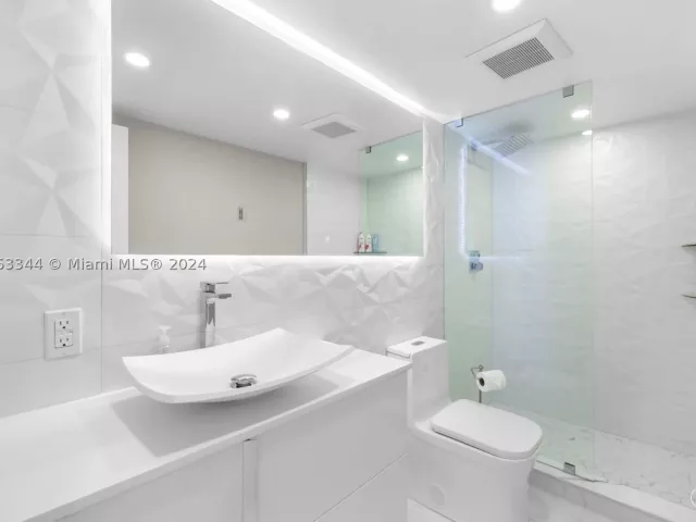 3-bedroom condo for rent in Miami Beach - 5151 Collins Ave 1527 - MondialRealty