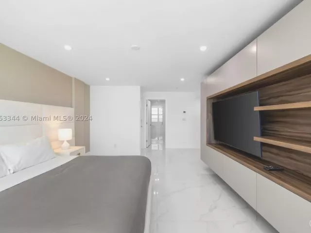 3-bedroom condo for rent in Miami Beach - 5151 Collins Ave 1527 - MondialRealty