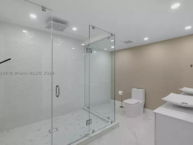 3-bedroom condo for rent in Miami Beach - 5151 Collins Ave 1527 - MondialRealty