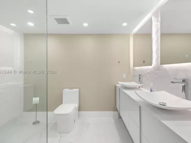 3-bedroom condo for rent in Miami Beach - 5151 Collins Ave 1527 - MondialRealty