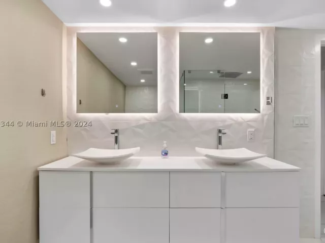 3-bedroom condo for rent in Miami Beach - 5151 Collins Ave 1527 - MondialRealty