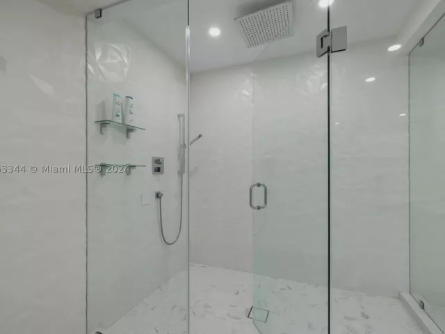 3-bedroom condo for rent in Miami Beach - 5151 Collins Ave 1527 - MondialRealty