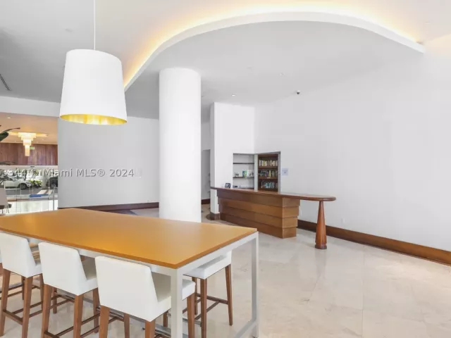 3-bedroom condo for rent in Miami Beach - 5151 Collins Ave 1527 - MondialRealty