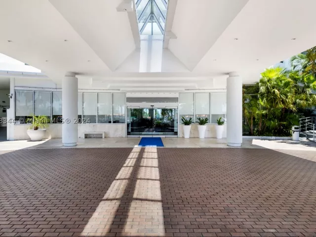 3-bedroom condo for rent in Miami Beach - 5151 Collins Ave 1527 - MondialRealty