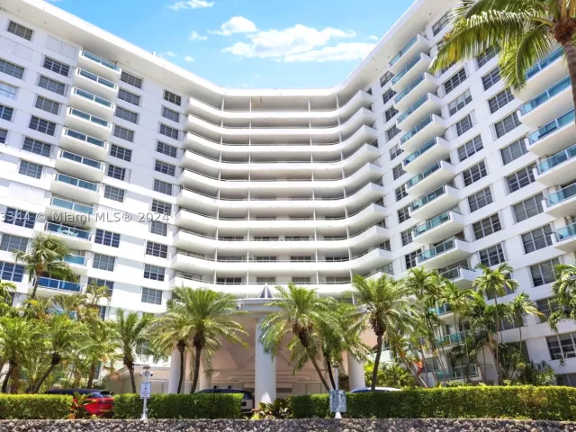 3-bedroom condo for rent in Miami Beach - 5151 Collins Ave 1527 - MondialRealty
