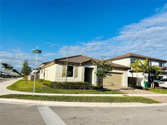 Home for rent at 11885 SW 244th St 11885 - photo 5184138