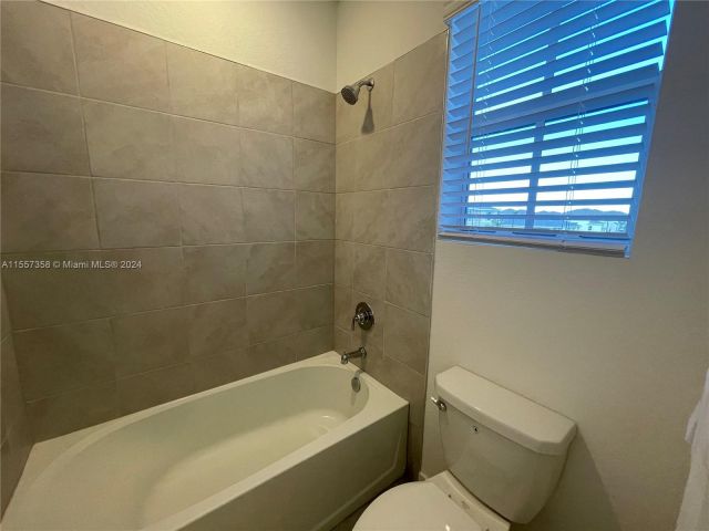 Home for rent at 835 SE 17th St - photo 5225778