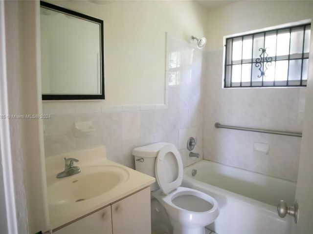 Home for rent at 935 NW 41st St 935 - photo 5184534