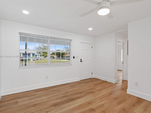 Home for sale at 916 SW 7th Ave - photo 5190154