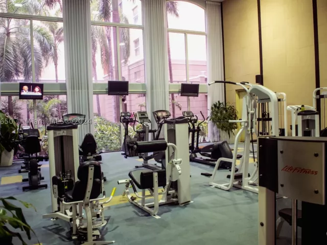 2-bedroom condo for rent in Sunny Isles Beach - 17100 N Bay Rd 1402 - MondialRealty