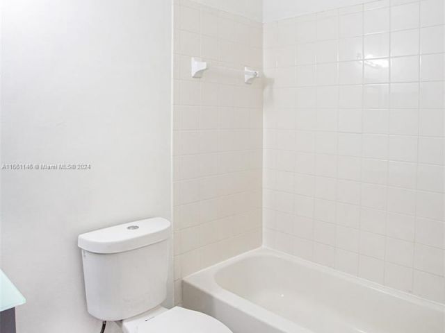 Home for rent at 4234 NE 9th St 4234 - photo 5209170