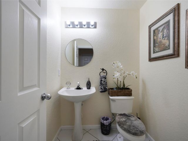 Home for sale at 4942 SW 33rd Way - photo 5234565