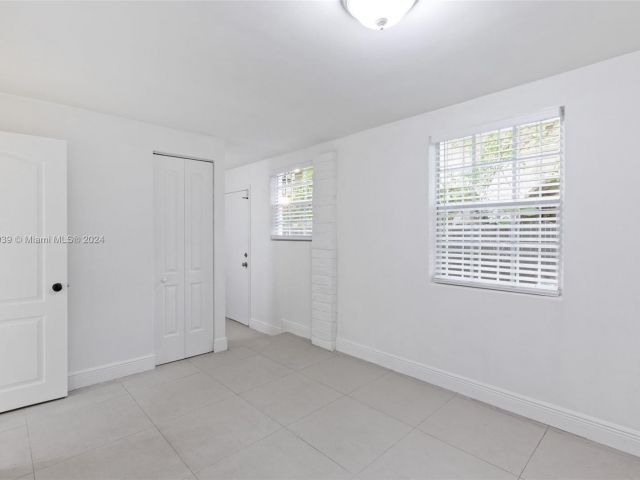 Home for rent at 1015 NW 17th Ct - photo 5217400