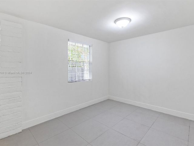Home for rent at 1015 NW 17th Ct - photo 5217401