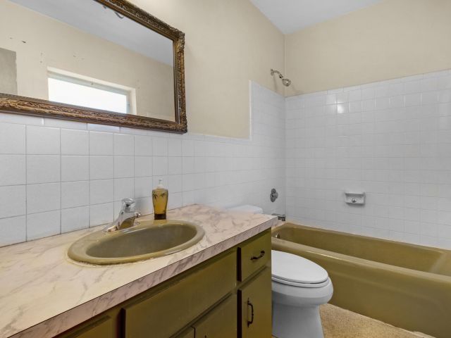 Home for sale at 914 NE 8th Court - photo 5221283