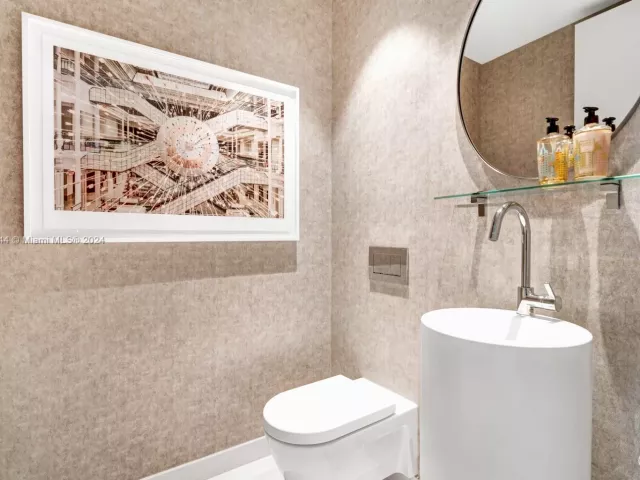 4-bedroom condo for sale in Miami - 1000 Biscayne Blvd 1702 - MondialRealty