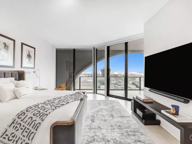 4-bedroom condo for sale in Miami - 1000 Biscayne Blvd 1702 - MondialRealty