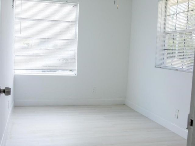 Home for rent at 320 NW 4th Ave 1 - photo 5282530