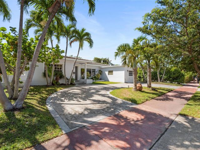 Home for sale at 900 N Shore Dr - photo 5250568