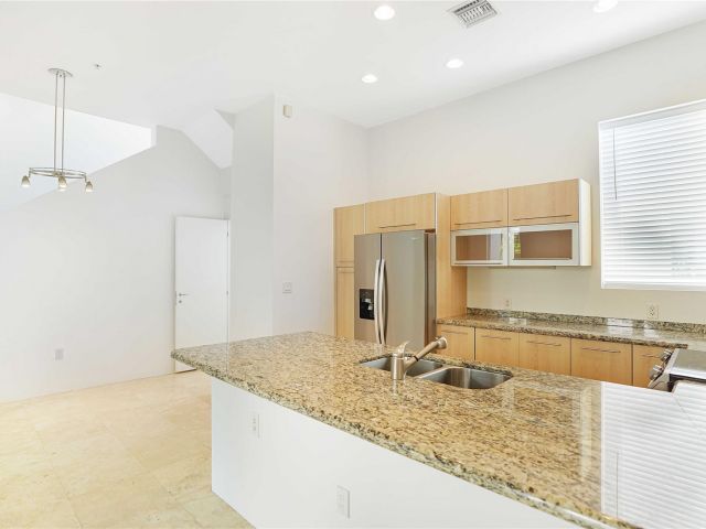 Home for rent at 741 NE 4th Ave 741 - photo 5232634