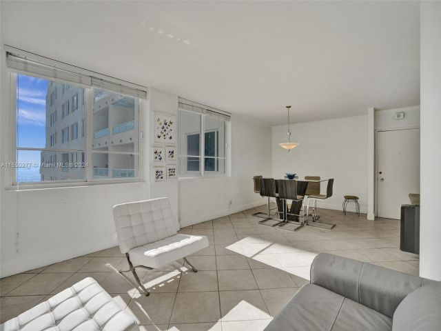 2-bedroom condo for sale in Miami Beach - 5005 Collins Ave 725 - MondialRealty