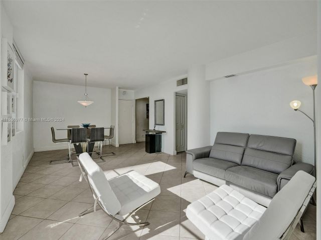 2-bedroom condo for sale in Miami Beach - 5005 Collins Ave 725 - MondialRealty