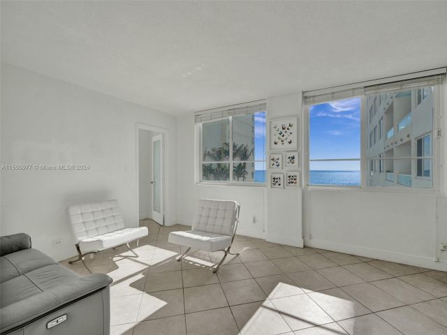 2-bedroom condo for sale in Miami Beach - 5005 Collins Ave 725 - MondialRealty