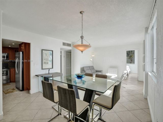 2-bedroom condo for sale in Miami Beach - 5005 Collins Ave 725 - MondialRealty