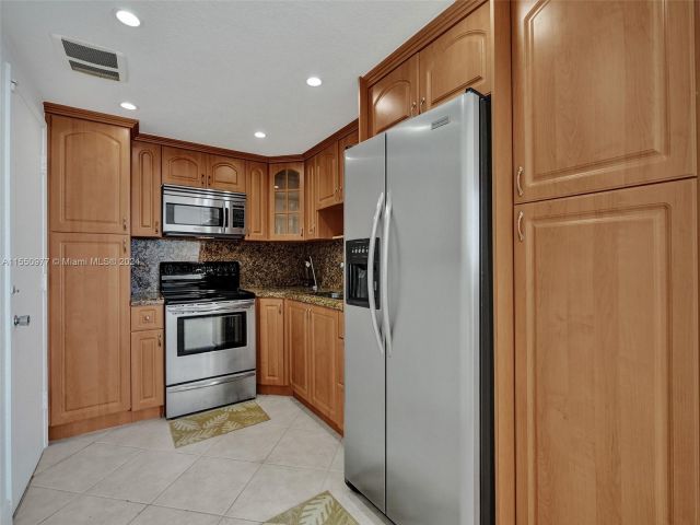 2-bedroom condo for sale in Miami Beach - 5005 Collins Ave 725 - MondialRealty