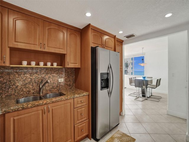 2-bedroom condo for sale in Miami Beach - 5005 Collins Ave 725 - MondialRealty