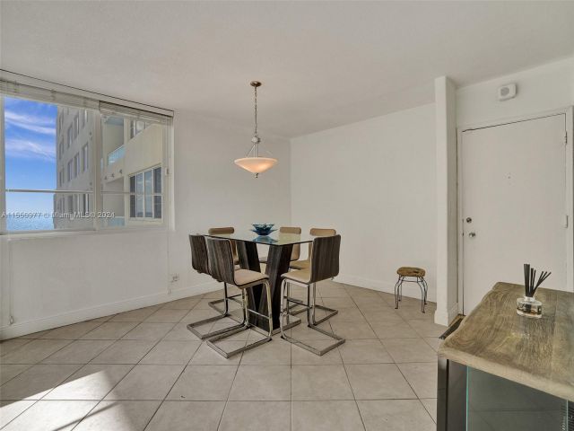 2-bedroom condo for sale in Miami Beach - 5005 Collins Ave 725 - MondialRealty