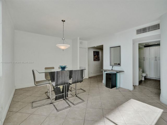 2-bedroom condo for sale in Miami Beach - 5005 Collins Ave 725 - MondialRealty