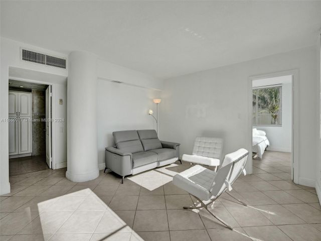 2-bedroom condo for sale in Miami Beach - 5005 Collins Ave 725 - MondialRealty