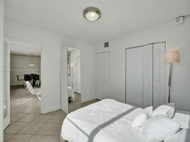 2-bedroom condo for sale in Miami Beach - 5005 Collins Ave 725 - MondialRealty
