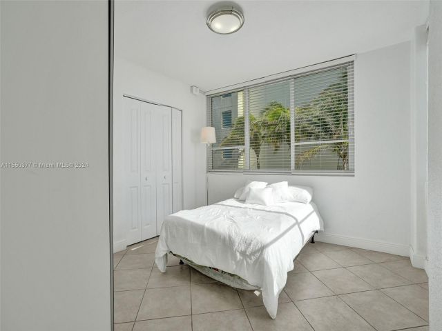 2-bedroom condo for sale in Miami Beach - 5005 Collins Ave 725 - MondialRealty