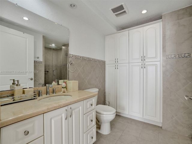 2-bedroom condo for sale in Miami Beach - 5005 Collins Ave 725 - MondialRealty