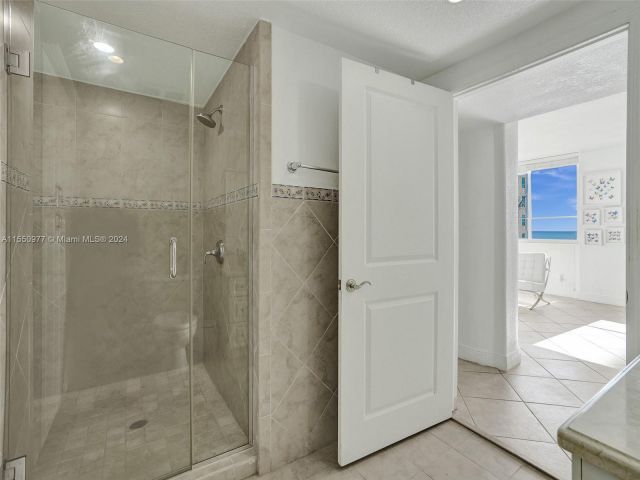 2-bedroom condo for sale in Miami Beach - 5005 Collins Ave 725 - MondialRealty
