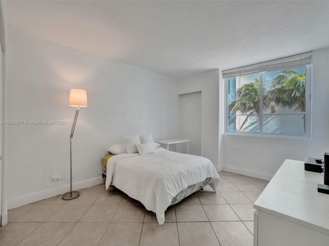 2-bedroom condo for sale in Miami Beach - 5005 Collins Ave 725 - MondialRealty